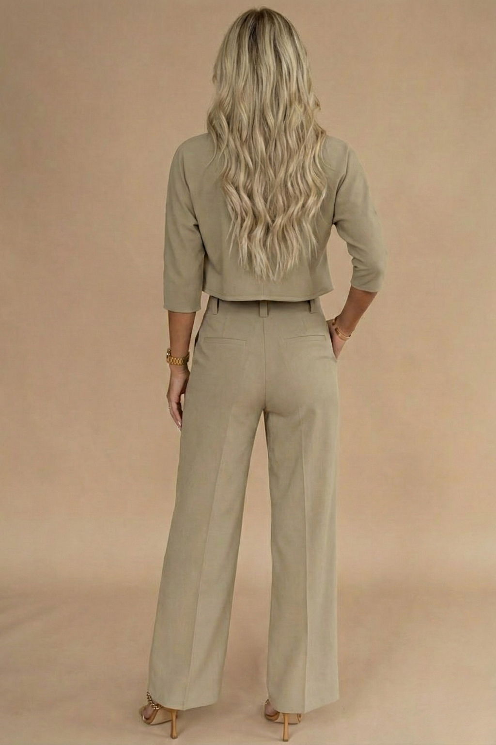 Women’s Cropped Two-Piece Set – Long Sleeve Crop Top and High-Waisted Trousers for Smart Casual Styling
