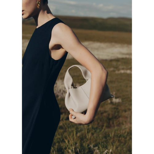 Annie | Stylish Travel Companion