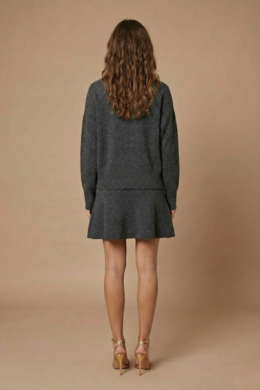 Women’s Fitted Two-Piece Knit Set – Long Sleeve Sweater and Mini Skirt for Smart Casual Styling
